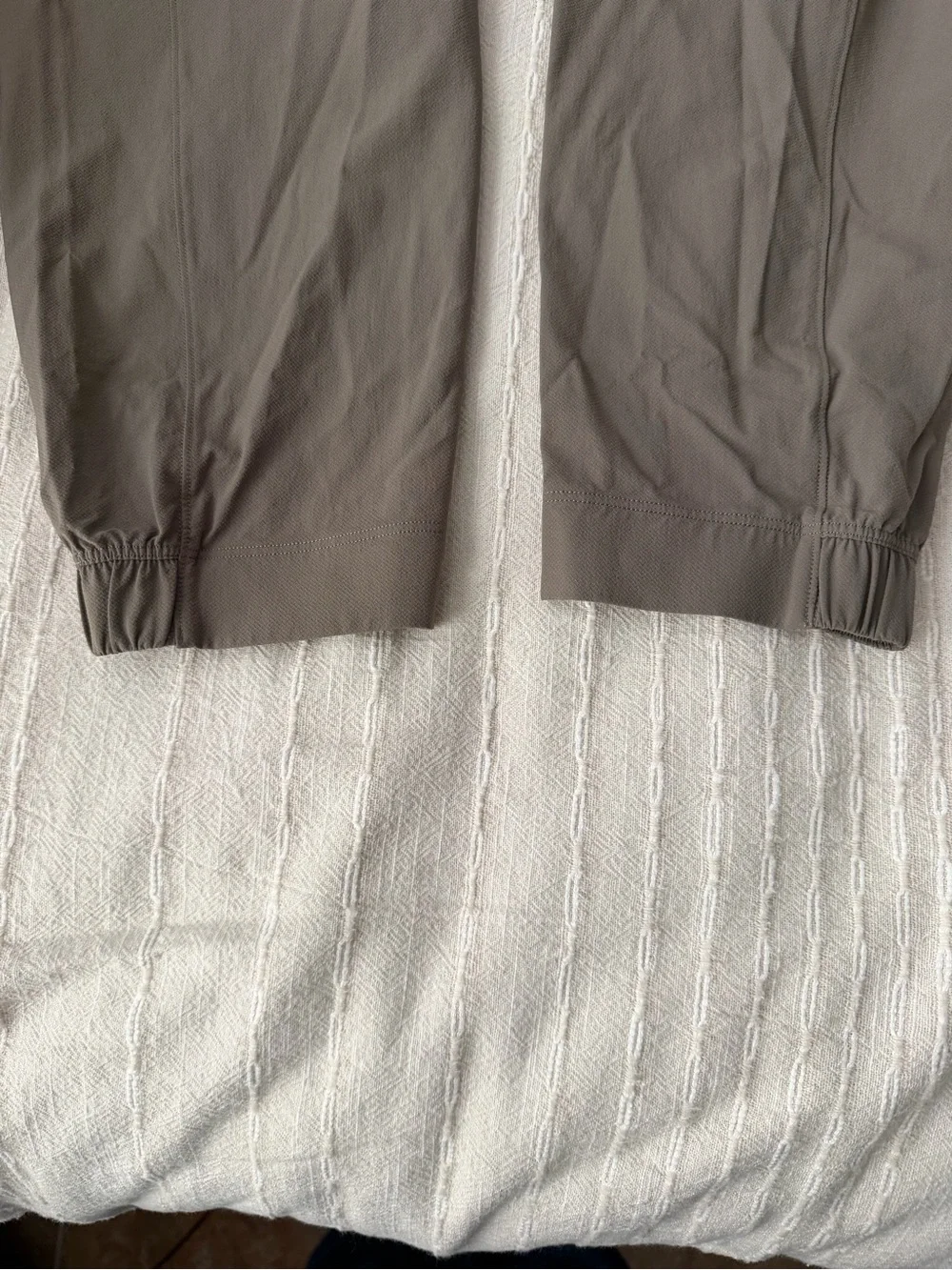lululemon athletica women Taupe Lightweight Joggers Waist 25 Inseam 28